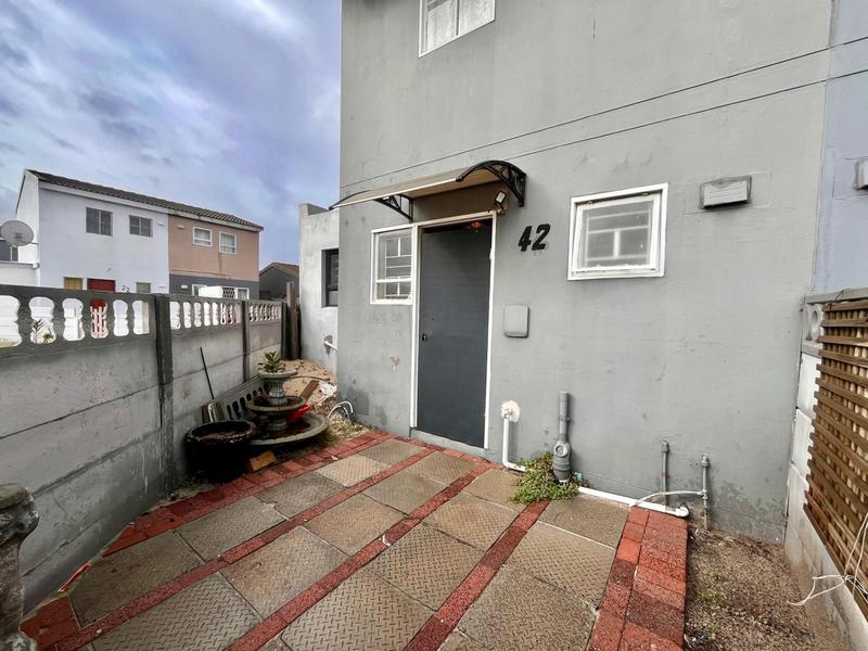 2 Bedroom Property for Sale in Pelikan Park Western Cape
